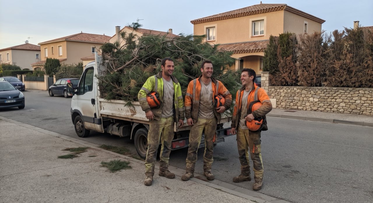 L'équipe en fin de chantier devant le camion et le broyeur